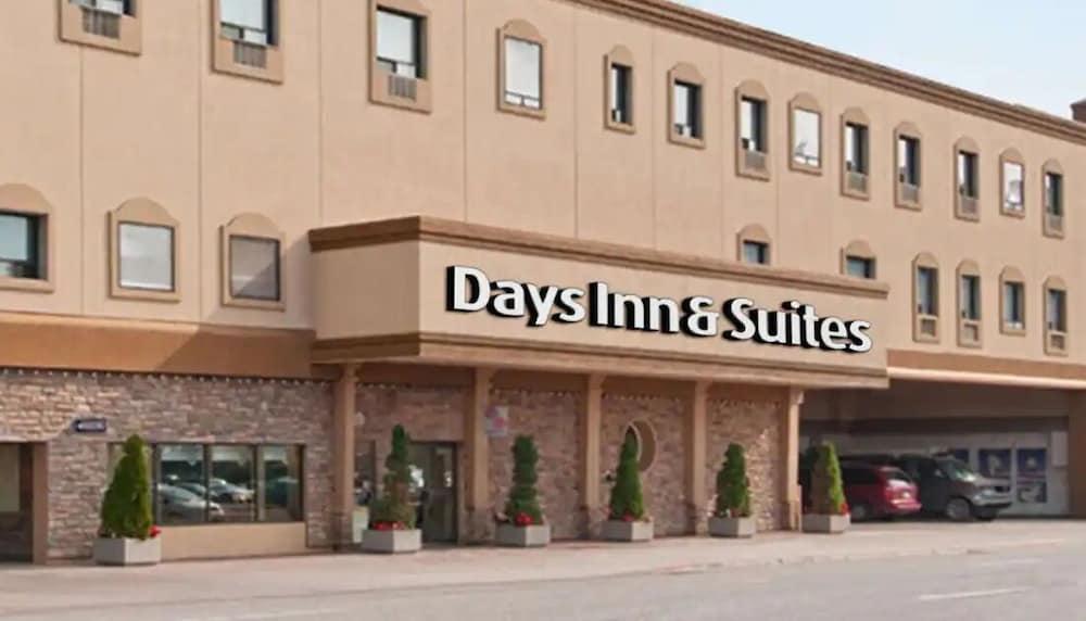 Days Inn & Suites By Wyndham Sault Ste. Marie On Bagian luar foto