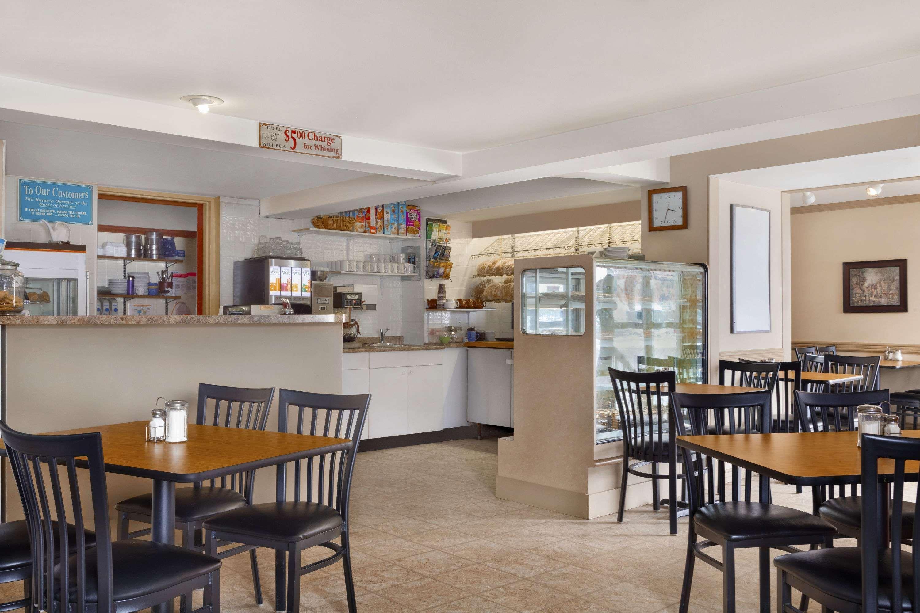 Days Inn & Suites By Wyndham Sault Ste. Marie On Bagian luar foto