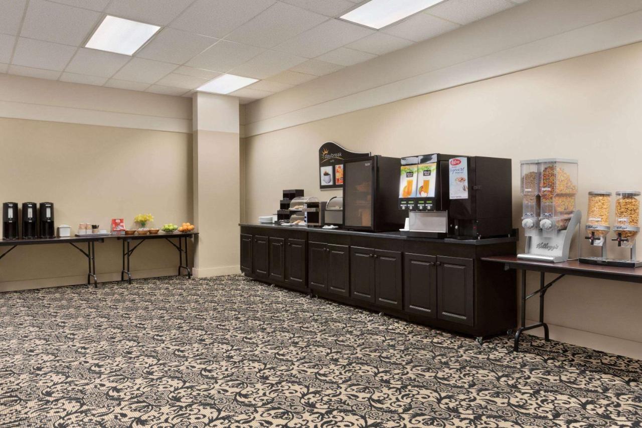 Days Inn & Suites By Wyndham Sault Ste. Marie On Bagian luar foto