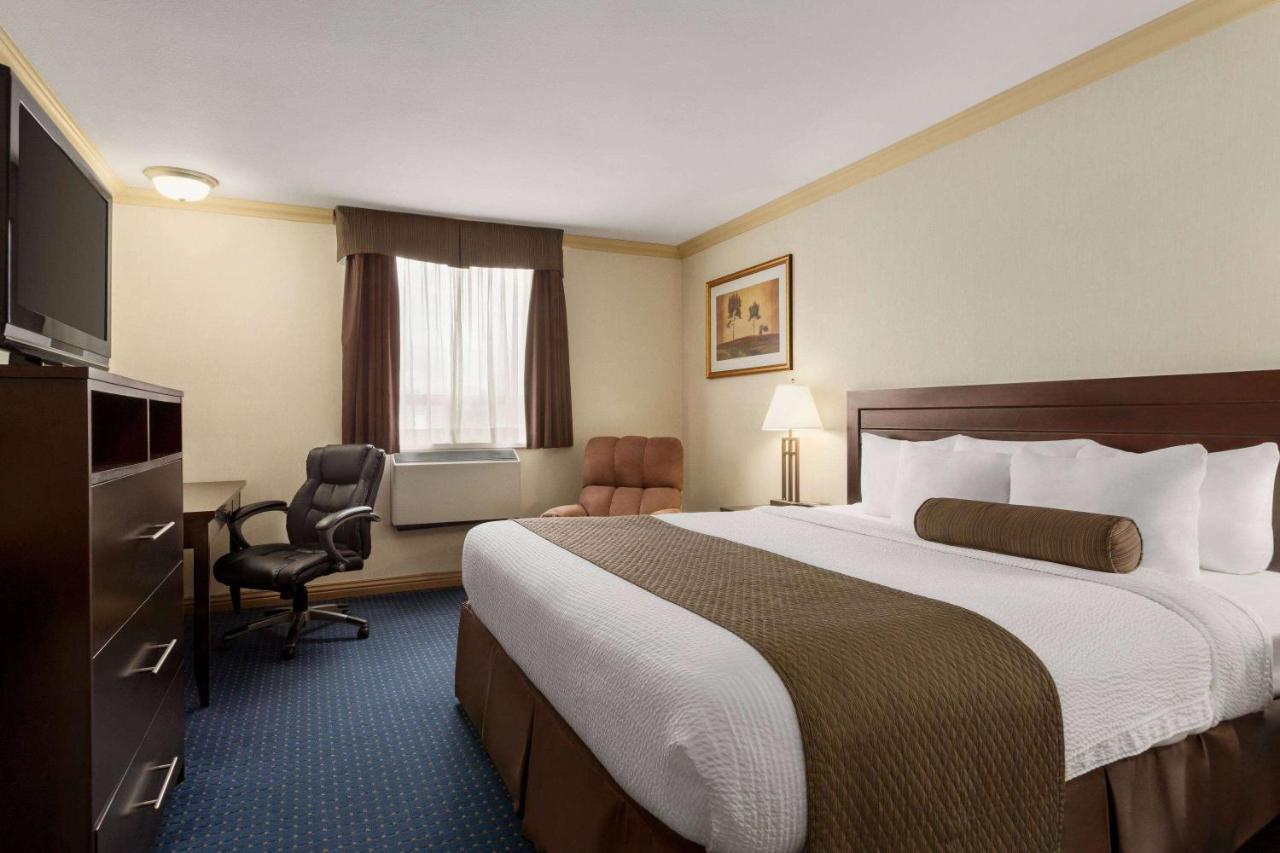 Days Inn & Suites By Wyndham Sault Ste. Marie On Bagian luar foto