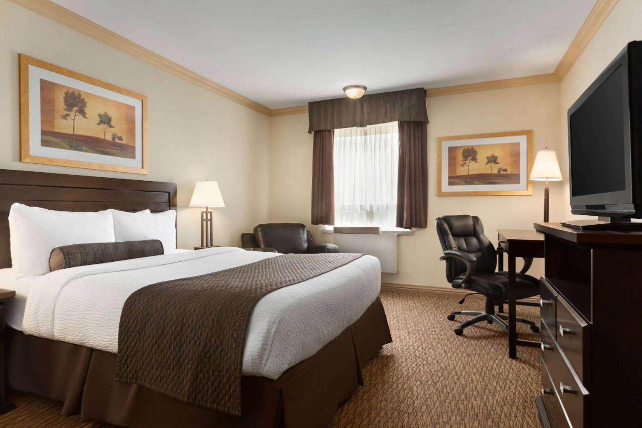 Days Inn & Suites By Wyndham Sault Ste. Marie On Bagian luar foto