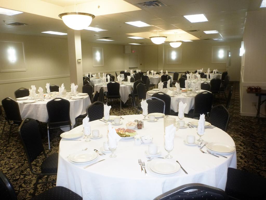 Days Inn & Suites By Wyndham Sault Ste. Marie On Bagian luar foto
