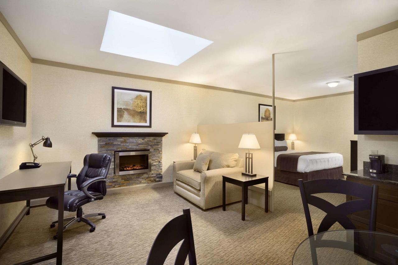 Days Inn & Suites By Wyndham Sault Ste. Marie On Bagian luar foto