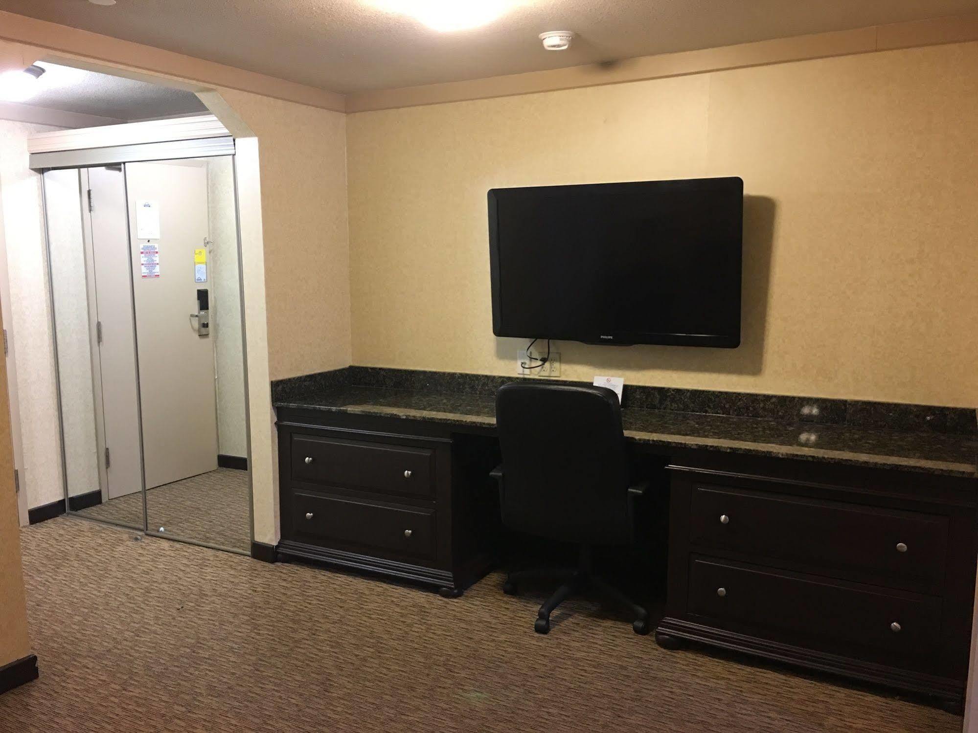 Days Inn & Suites By Wyndham Sault Ste. Marie On Bagian luar foto