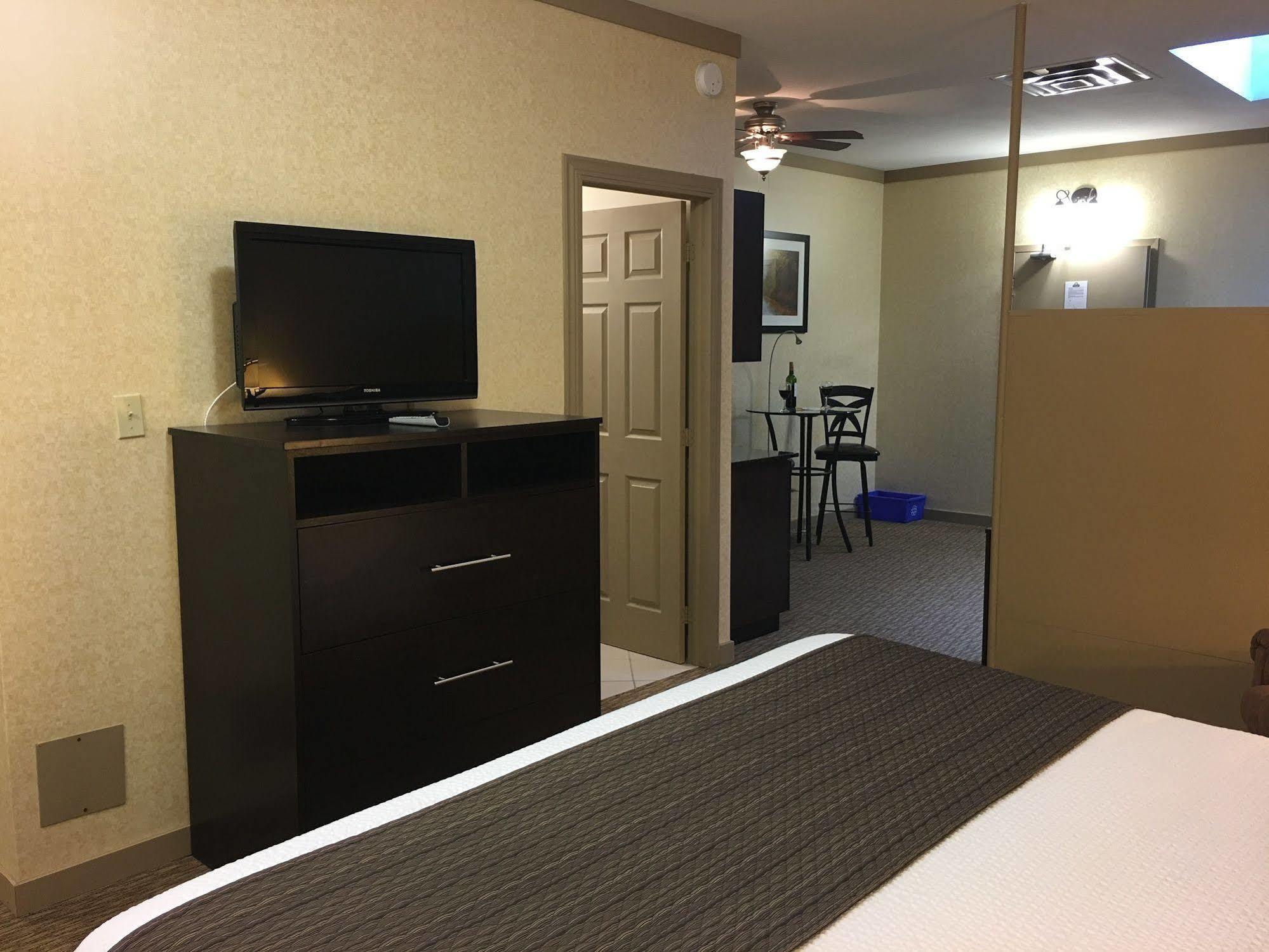 Days Inn & Suites By Wyndham Sault Ste. Marie On Bagian luar foto