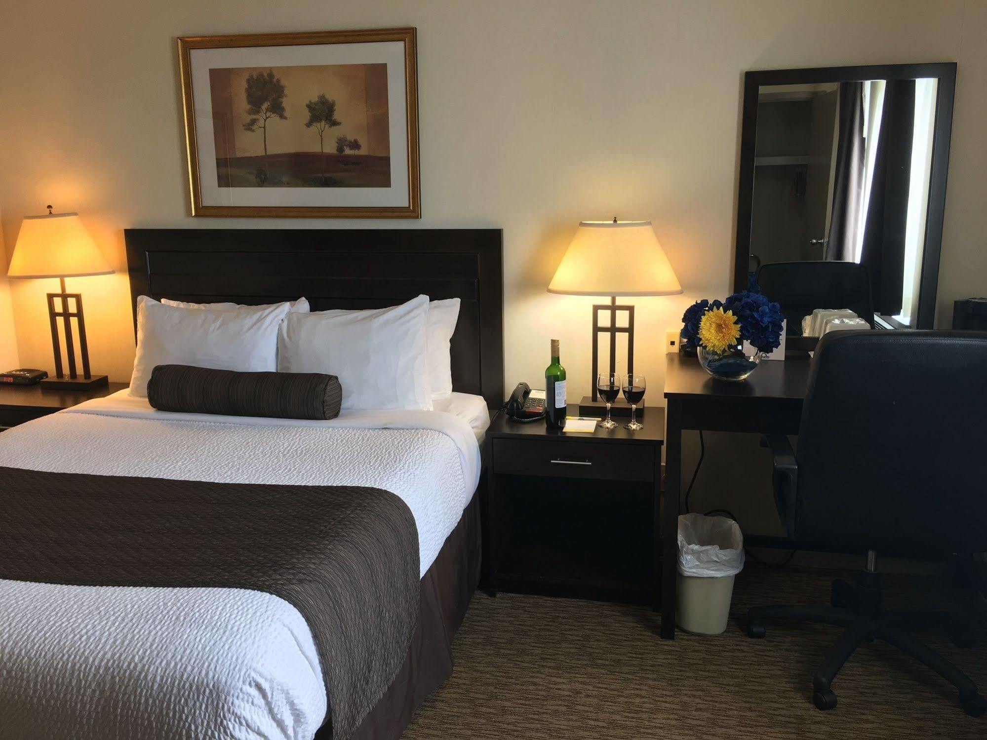 Days Inn & Suites By Wyndham Sault Ste. Marie On Bagian luar foto
