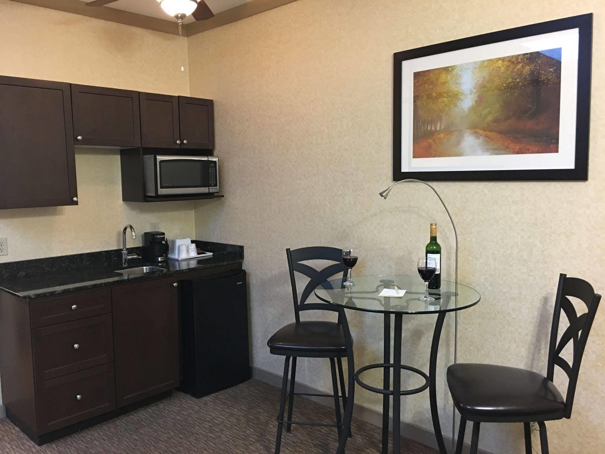 Days Inn & Suites By Wyndham Sault Ste. Marie On Bagian luar foto