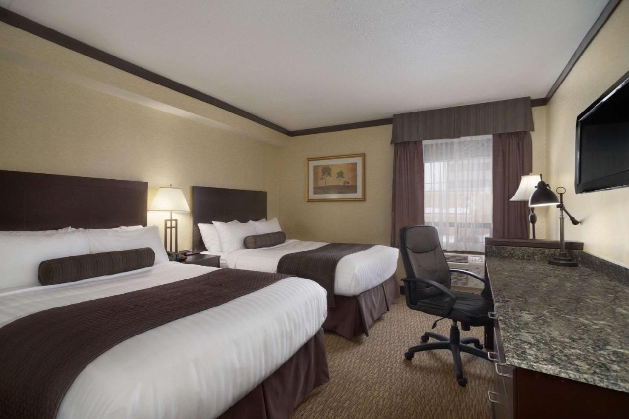 Days Inn & Suites By Wyndham Sault Ste. Marie On Bagian luar foto