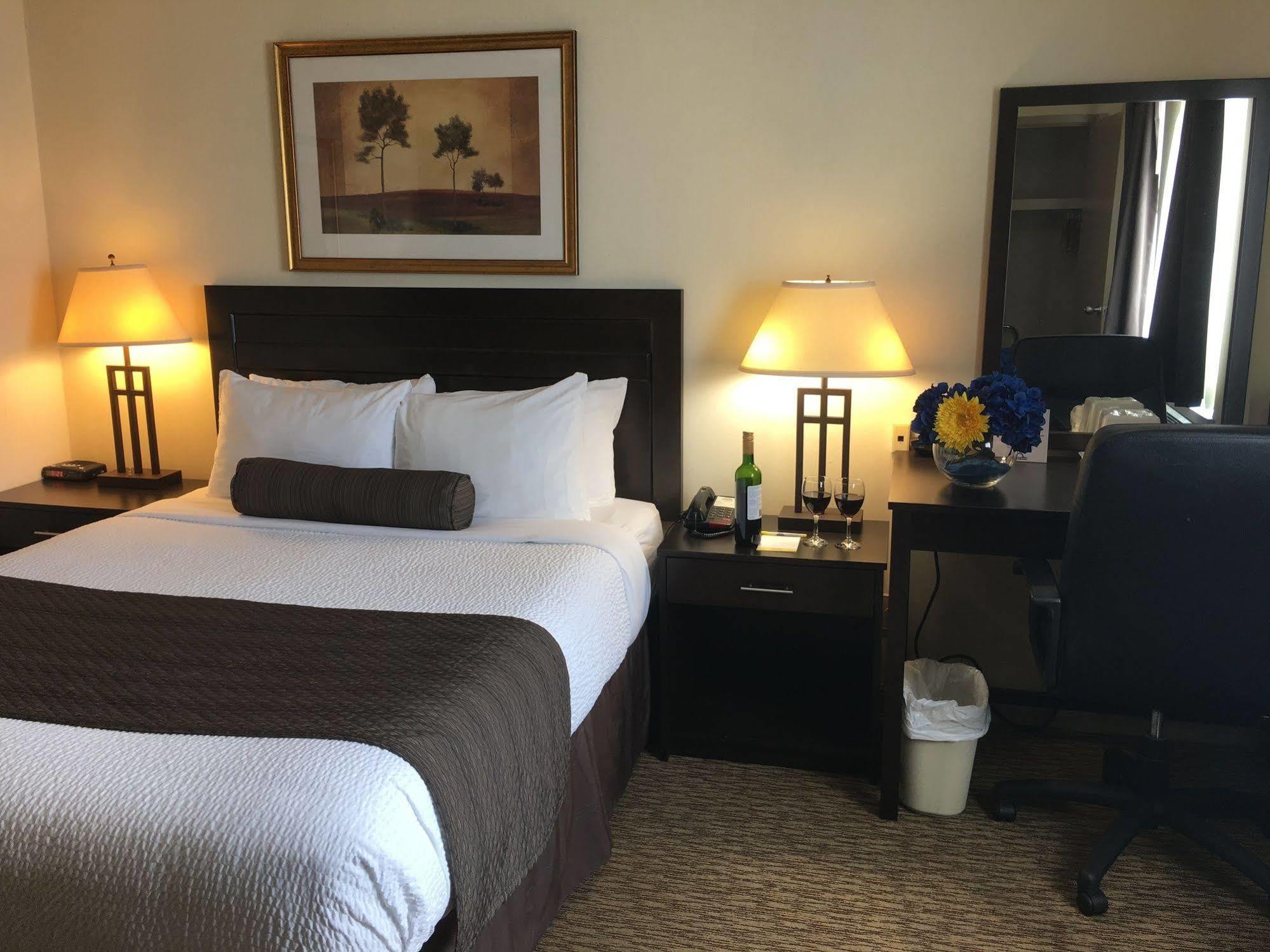 Days Inn & Suites By Wyndham Sault Ste. Marie On Bagian luar foto