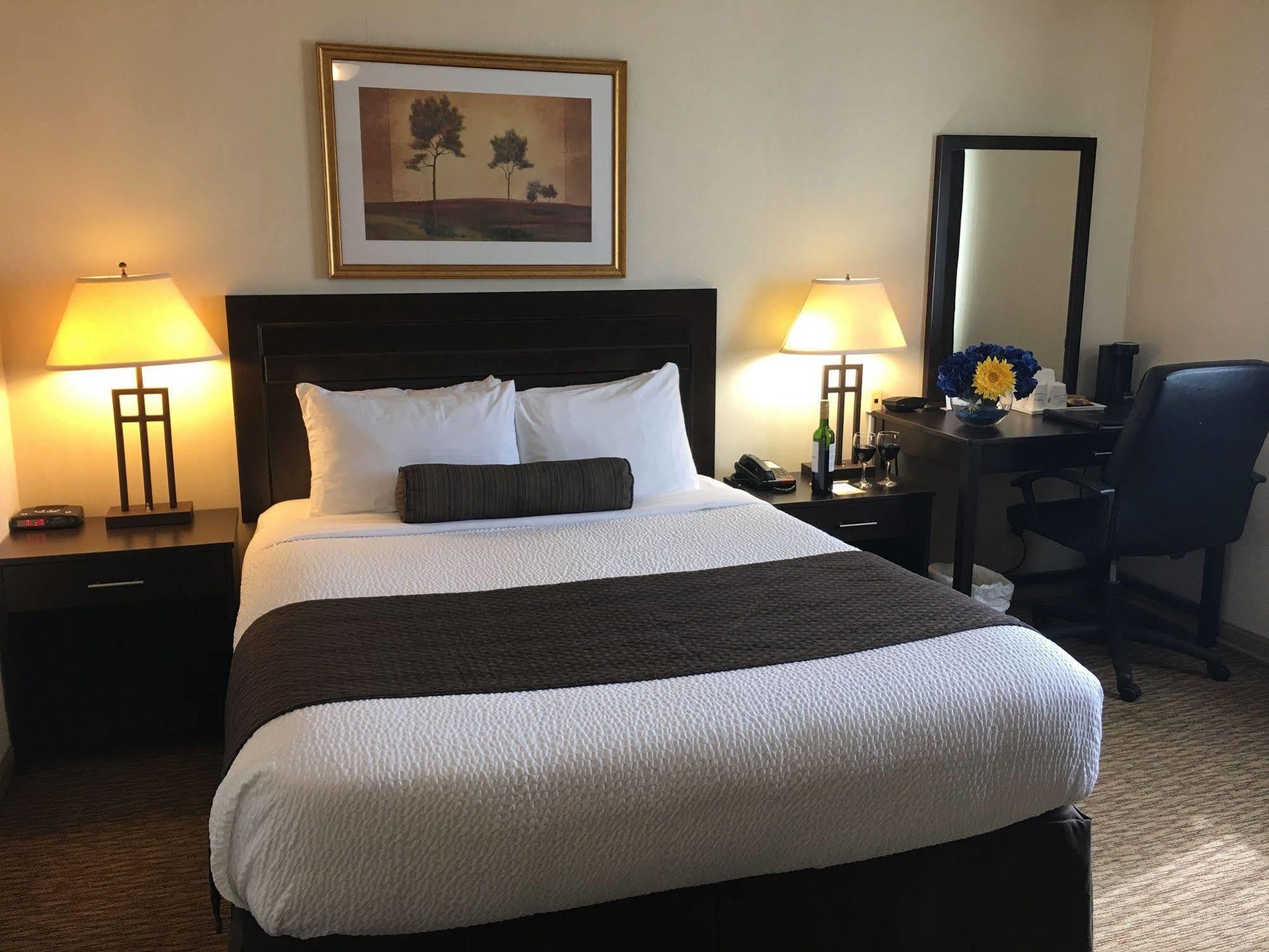 Days Inn & Suites By Wyndham Sault Ste. Marie On Bagian luar foto