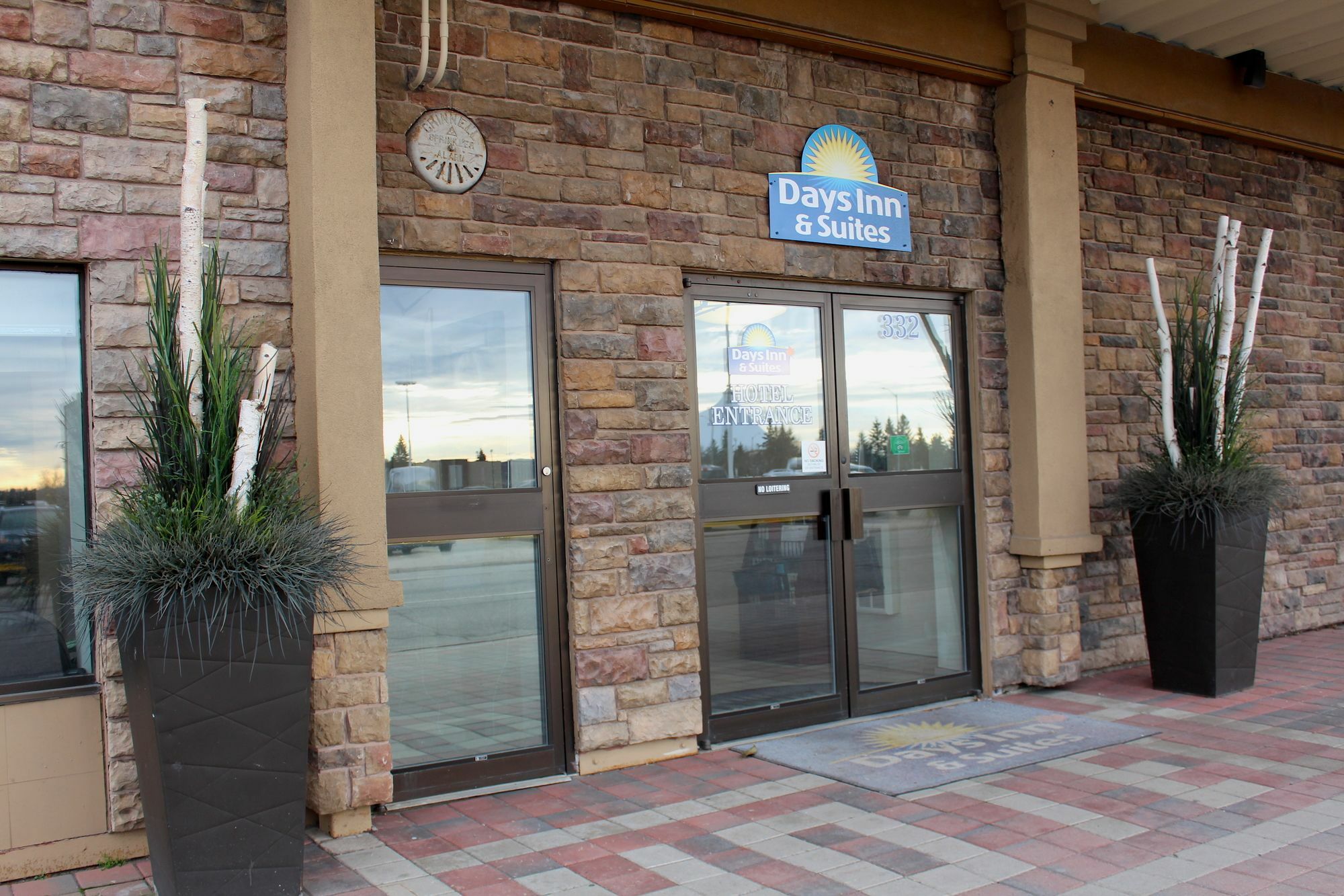 Days Inn & Suites By Wyndham Sault Ste. Marie On Bagian luar foto