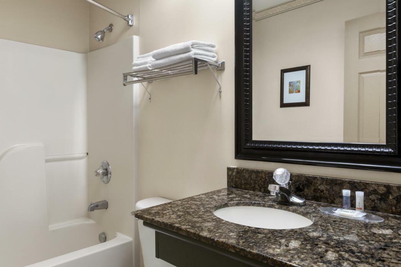 Days Inn & Suites By Wyndham Sault Ste. Marie On Bagian luar foto